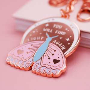 Llavero esmaltado con recordatorio de salud mental positivo, llavero de aliento que te anima a encontrar la luz de nuevo hecha de metal - Product Image 2