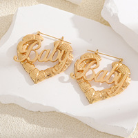 Boucles d'oreilles créatives pour femme en alliage de zinc, motif cœur évidé vintage, design lettre bébé, vente en gros directe d'usine, tendance