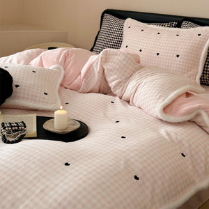 Parure de lit quatre pièces en <span class=keywords><strong>velours</strong></span> de lait double face pour fille d'hiver, broderie d'amour avancée, couvre-lit chaud, fournitures de lit ODM/OEM - Product Image 1