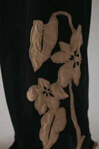 กางเกงขายาวลำลองแฟชั่นผู้หญิงทรงหลวมลายดอกไม้ปักลายปะติด ระบายอากาศได้ดี เอวกลาง มีเชือกผูก ผลิตจากผ้าฝ้าย 100% - Product Image 5