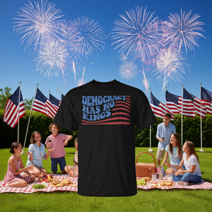 La democrazia non ha re T-shirt con bandiera americana per il 4 luglio - Product Image 3