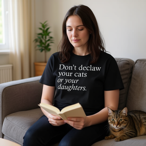 Camiseta con gráfico feminista Don't Declaw Your Cats Or Your Daughters, color negro, talla mediana - Product Image 1