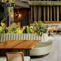 Ensemble de mobilier de bar de luxe J2S avec tabourets de bar en métal rembourrés, tables hautes et banquette pour projets hôteliers