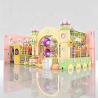 Structure de jeu intérieure pour enfants, colorée et amusante, avec piscine à balles et toboggan combinés, en matériau souple, capacité 500 kg, taille et thème personnalisables