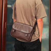 Sac bandoulière messager vintage personnalisé OEM ODM pour homme avec double rabat, sac à l'épaule doux au toucher pour les voyages de week-end et le style décontracté urbain