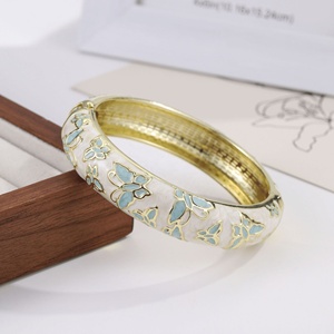 Bracelet jonc large à charnière à ressort en alliage de zinc plaqué or, émail cloisonné papillon gaufré, couleurs pastel variées pour femme, vente en gros - Product Image 6