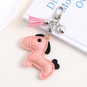 Lindo llavero de cuero PU con diseño de caballo de dibujos animados en relieve, con borla pequeña y delicada, dije de corazón plateado, decoración para llaves de coche, regalo de empresa - Product Image 5