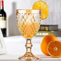 Gobelet à vin en verre bleu clair de style vintage gravé et embossé pour mariage