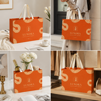 Sac cadeau en papier d'art couché blanc brillant, fabriqué sur mesure, impression feuille d'or, style minimaliste de luxe pour la marque de vêtements et de mode
