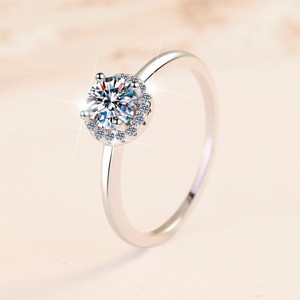 MOQ 1 Bague de fiançailles en argent sterling S925 avec diamant rond en moissanite VVs1 0,5 carat pour femme - Product Image 2