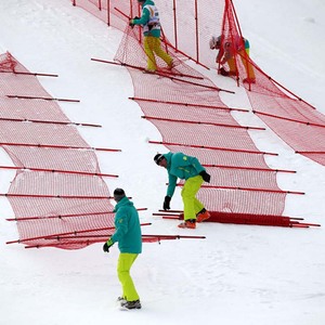 Filet <span class=keywords><strong>de</strong></span> sécurité pour terrain <span class=keywords><strong>de</strong></span> <span class=keywords><strong>ski</strong></span> en HDPE noué avec poteau en polycarbonate, filets <span class=keywords><strong>de</strong></span> protection pour le <span class=keywords><strong>ski</strong></span> et le golf - Product Image 4