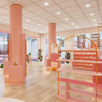 Conception de boutique de cosmétiques, éclairage LED moderne personnalisé, comptoirs de présentation, tables de maquillage, systèmes d'étagères de vente au détail