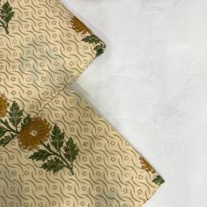 Tissu imprimé en coton beige cassé de qualité supérieure, orné de grands motifs floraux de chrysanthèmes jaunes moutarde avec des détails verts - Product Image 2
