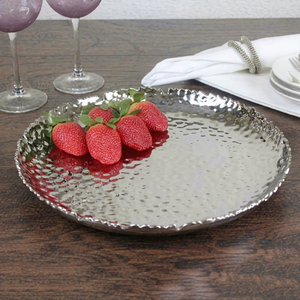 Plato Redondo Plateado con Borde Festoneado, Orgánico, con Diseño Martillado y Relieve Profundo, para Frutas y Charcutería, Ideal para Catering de Eventos de Lujo - Product Image 1