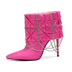 Bottes à talons hauts en satin rose personnalisées, style western, avec chaînes en strass, bout pointu et <span class=keywords><strong>talon</strong></span> compensé, <span class=keywords><strong>pour</strong></span> la vente en gros - Product Image 4