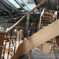 Escaliers de villa sur mesure tout-en-un, escaliers intérieurs droits et courbes en chêne rouge durable avec rampes en fer forgé