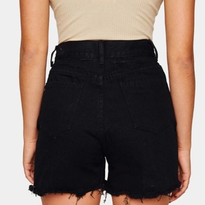 Shorts de mezclilla para mujer al por mayor, personalizados, de alta calidad, de verano, de tela gruesa, lavados, con botones, ribete de flecos y pedrería. - Product Image 4