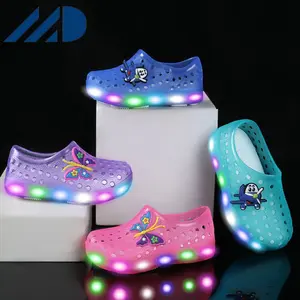 2023 dibujos animados iluminados niños verano brillante Slip On zapatillas intermitentes zapatos de playa para niños niñas Led sandalias