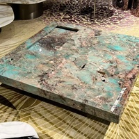 Table basse en marbre vert naturel, design moderne et luxueux, finition polie, mobilier de maison, salon, villa, appartement, aménagement