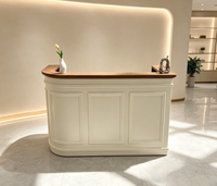Comptoir de caisse pour magasin de vêtements rétro, bar de réception créatif pour boutique tendance, bureau d'accueil pour salon de beauté, réception d'entreprise