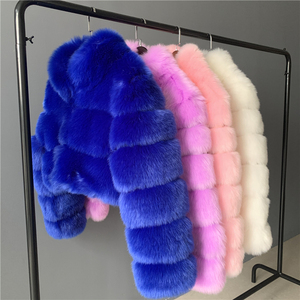 Giacca in Pelliccia di Volpe Nera Super Popolare per Donna, Personalizzabile con Collo Alto, Cappotto Corto a Pannelli, Finta Pelliccia di Volpe per l'Inverno - Product Image 1