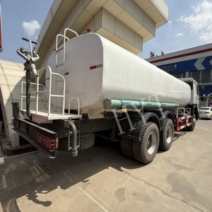 Camión Cisterna de Combustible Usado Howo Sinotruk 6x4 8x4 371hp 375hp de Acero al Carbono 20m3, Vehículo de <span class=keywords><strong>Transporte</strong></span> Logístico Personalizable - Product Image 5