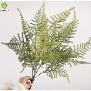 QIHAO Helecho Artificial de Espárrago Verde, Hoja Decorativa de 7 Cabezas, Planta de Plástico para Interiores, Alta Simulación - Product Image 1