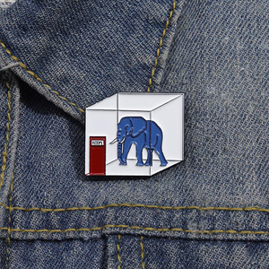 <span class=keywords><strong>Elefante</strong></span> nella piccola stanza spilla smaltata in lega di animali carino zaino distintivo accessori per abbigliamento e gioielli regalo amici Logo tema - Product Image 4
