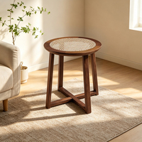 Table d'appoint ronde en bois de frêne avec base croisée et rotin naturel indonésien pour le Moyen-Orient et Israël