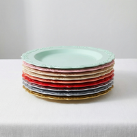 Assiettes en plastique jetables blanches avec bord décoratif pour service de buffet et présentation d'aliments