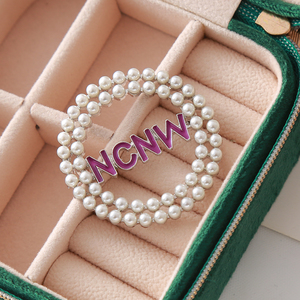 Nouvel Arrivage Charme <span class=keywords><strong>Afro</strong></span> Femmes Bijoux Dainty Creux Design Pin Dainty Violet Émaillé Incrustation Perle NCNW Lettre Sororité Broche - Product Image 6