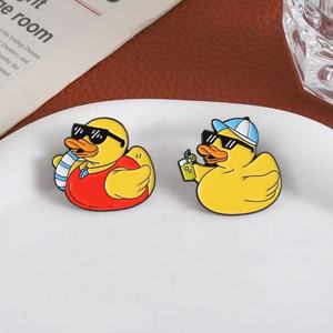 Broche en alliage de zinc avec émail doux, motif canard de dessin animé mignon, nouveauté, petit canard jaune, pour <span class=keywords><strong>les</strong></span> <span class=keywords><strong>vacances</strong></span>, <span class=keywords><strong>les</strong></span> boissons, <span class=keywords><strong>les</strong></span> bouées de natation - Product Image 4