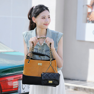 2025 <span class=keywords><strong>sac</strong></span> fourre-tout <span class=keywords><strong>en</strong></span> cuir suédé personnalisé de luxe pour dames sacs Hobo de haute qualité <span class=keywords><strong>avec</strong></span> chaîne épaule grande capacité Style à la mode - Product Image 6