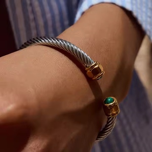 Brazalete de Malaquita Verde, Chapado en Oro de 18K, Acero Inoxidable, Brazalete Minimalista - Product Image 1