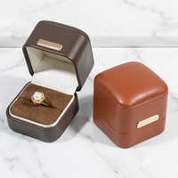 Boîte à bagues de luxe avec logo personnalisé, en cuir PU premium, carrée, avec décoration métallique, doublure en velours, emballage personnalisé