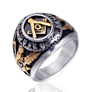 Anillo Masónico de Moda Chapado en Oro Vintage con Símbolo Masónico y Diseño Elegante - Product Image 1