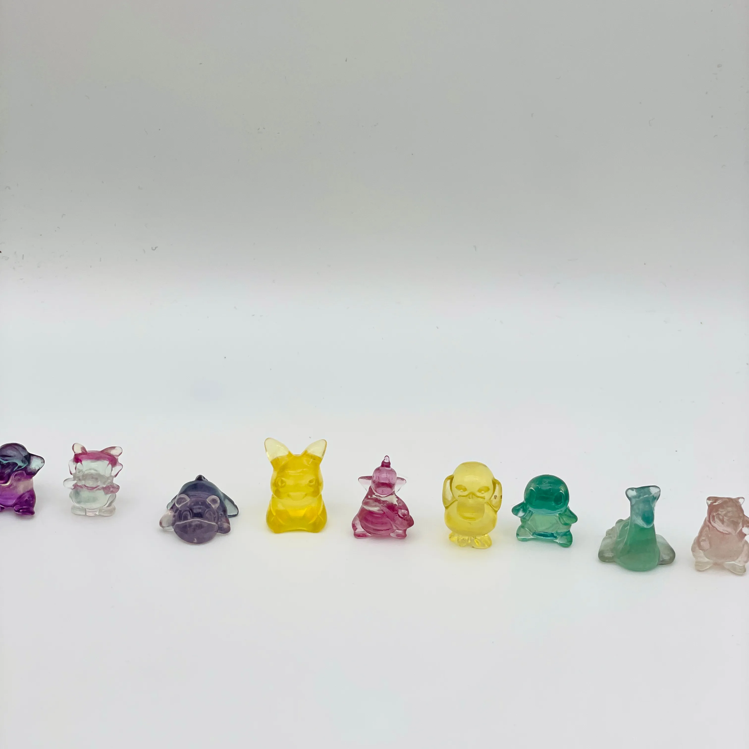 Groothandel Regenboog Fluoriet Genezende Pokemon Gesneden Kristal Vergelijkbaar Met Pokemon Monster Carving Pikachu Carving Voor Cadeau