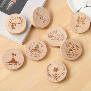 Xdh1982 Ouvre-bouteille rond en bois de hêtre avec aimant pour réfrigérateur, gravure personnalisée du logo, idéal comme souvenir de mariage - Product Image 6