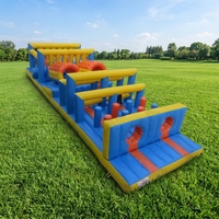 Château gonflable géant avec tunnel d'escalade, parcours d'obstacles et zone de saut, idéal pour les fêtes de carnaval, les fêtes de jardin et l'usage commercial