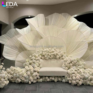 Decoración para Bodas y Eventos LEDA, Cortina Metálica Blanca con Forma de Flor para Fondo - Product Image 1
