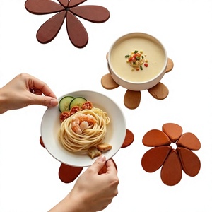 Sous-plat en bois naturel écologique fait main en forme de fleur, protection de table, diamètre 400 mm pour cuisine et salle à manger - Product Image 1