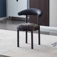 Chaise de salle à manger en cuir rembourrée avec dossier en forme de cor français, design moderne, structure en fer durable, vente en gros d'usine pour hôtels