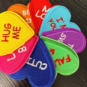 Patch brodé plat en forme de cœur, personnalisable, résistant au lavage et aux décolorations, disponible en plusieurs couleurs, pour jeans et chapeaux - Product Image 2