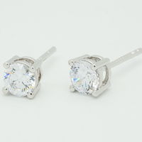 Pendientes de Oro de 18K con Diamantes Redondos de Laboratorio, Engaste de Cuatro Garras, Delicados, Elegantes, Atemporales, Minimalistas, con Cierre de Rosca