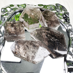 Cuarzo Ahumado al por Mayor en Rodajas [Estilo Boho] Rayado Pulido Irregular Cristalino para Atraer la Abundancia Piedra Decorativa Tallada en Lascas Mineral - Product Image 1