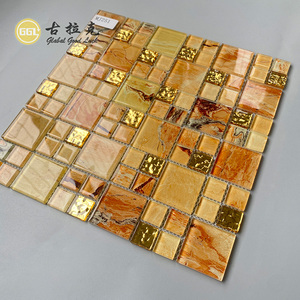 Mosaïque de verre mélangée ambre et or pour la décoration de bars et crédences de cuisine de luxe - Product Image 5