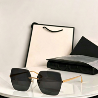 Lunettes de soleil carrées unisexes tendance avec verres dégradés colorés, monture métallique pleine, protection UV, options personnalisées, vente en gros