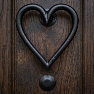 Coshik Exports - Sonnette de porte en fonte en forme de cœur, noire, revêtement poudré, design traditionnel durable, à visser - Product Image 2