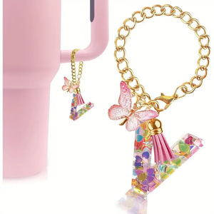 Llavero de epoxi personalizado con inicial, colgante de mariposa, borla, cadena dorada, confeti de corazones coloridos, accesorio para taza - Product Image 5