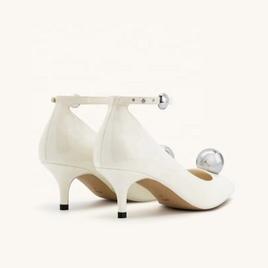 รองเท้าผู้หญิงเซ็กซี่หัวแหลมสายรัดข้อเท้ารองเท้าส้นเตี้ยรองเท้าแตะตกแต่งโลหะวินเทจปั๊มชุดเดรสมีสิทธิบัตรสดใส - Product Image 4